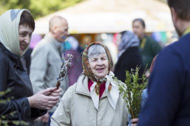 Beyaz Rusya, Gomel, 21 Nisan 2019. Palm Sunday bir kilise tatilidir. Dini bir tatilbahar söğüt buketleri ile Mümin yaşlı kadın