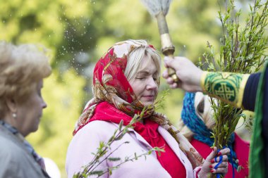 Belarus, Gomel, 21 Nisan 2019. Palm Sunday bir kilise tatilidir. Söğüt dalları olan bir atkı takmış Rus kadın..