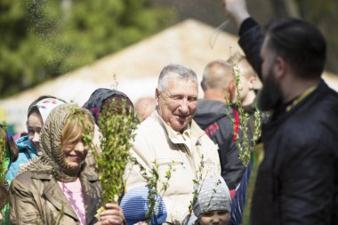 Beyaz Rusya, Gomel, 21 Nisan 2019. Palm Sunday bir kilise tatilidir. Dini bir bayramda bahar söğütleri buketleri ile Müminler