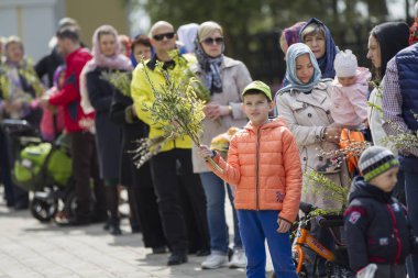Beyaz Rusya, Gomel, 21 Nisan 2019. Palm Sunday bir kilise tatilidir. Dini bir bayramda bahar söğütleri buketleri ile Müminler