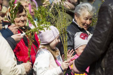 Belarus, Gomel, 21 Nisan 2019. Palm Sunday bir kilise tatilidir. Dini tatilde bahar kilisesi buketleri olan insanlar.