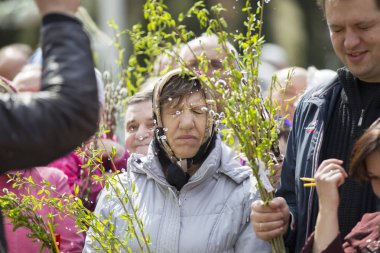 Belarus, Gomel, 21 Nisan 2019. Palm Sunday bir kilise tatilidir. Söğüt dallı başörtüsü takmış, olgun, çirkin bir kadın..