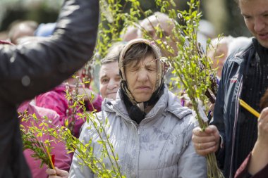 Belarus, Gomel, 21 Nisan 2019. Palm Sunday bir kilise tatilidir. Söğüt dallı başörtüsü takmış, olgun, çirkin bir kadın..