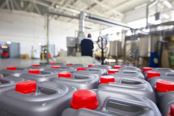 Kimyasal üretimin arka planında kapaklı plastik kaplar.