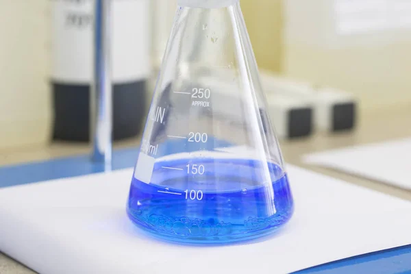 Frasco Com Líquido Azul Laboratório — Fotografia de Stock