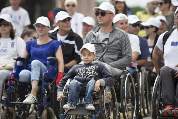 Belarus, Gimel şehri, 3 Temmuz 2019. Gençlik Festivali. Maraton engelli. Şehir caddesinde tekerlekli sandalyeli insanlar