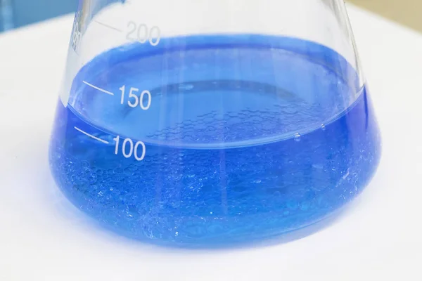 沈殿物のあるフラスコの中の青い液体 — ストック写真