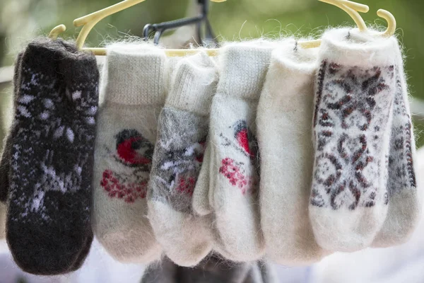 Sprzedaż Ciepłych Dzianych Rękawic Prezentacja Rosyjskimi Rękawiczkami — Zdjęcie stockowe