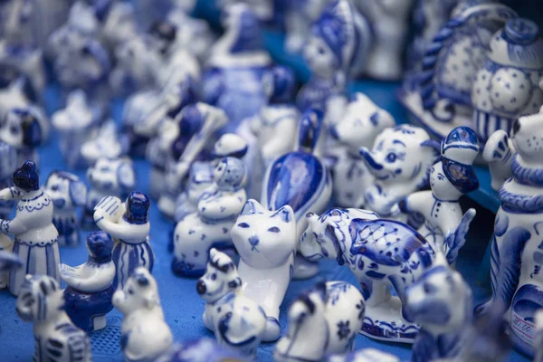 Rus Gzhel. Gzhel - seramik ve üretim porselen Rus halk sanatı ve bir tür Rus Halk boyama.