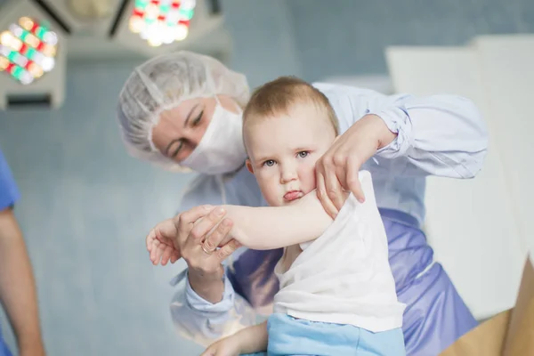 Een Verpleegster Verbindt Een Ziek Kind Dokter Behandelt Baby Weinig — Stockfoto