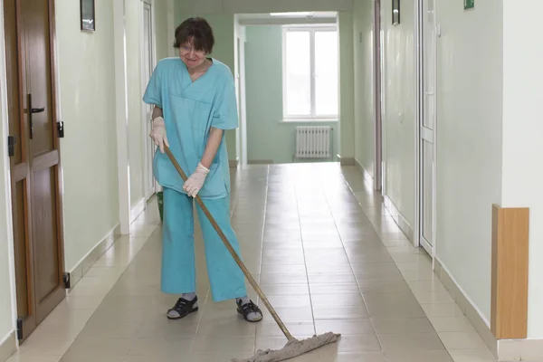 Belarus Gomel June 2017 City Hospital Cleaner Mop Washes Corridor — Stock Photo, Image