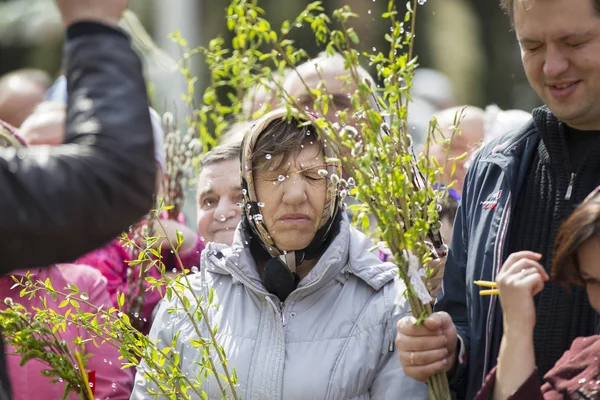 Belarus Gomel 2019 선데이 Palm Sunday 버드나무 가지가 머리쓰개를 성숙하고 — 스톡 사진