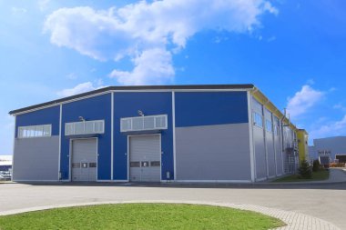 Mavi gökyüzüne karşı sanayi binası. Fabrika