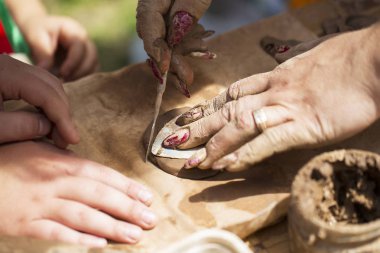 Eller kilden el sanatları yapar. Heykel