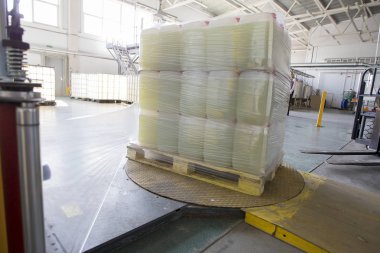 Selofan paketleme makinesi. Selofan sarılı plastik kavanozlar