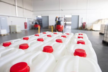 Kimyasal üretimin arka planında kapaklı plastik kaplar.
