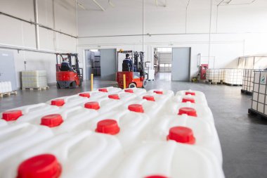 Kimyasal üretimin arka planında kapaklı plastik kaplar.