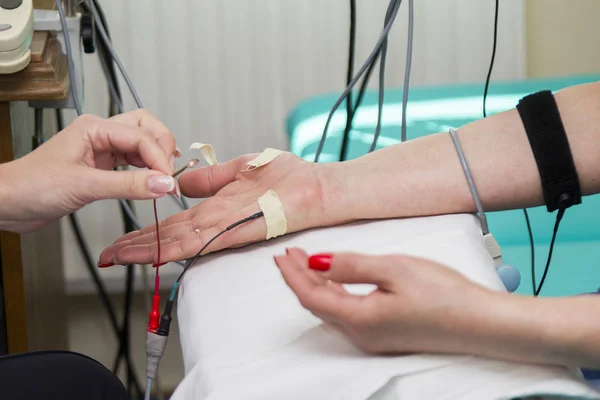 Rękach Czujników Pacjenta Diagnostyka Pomocą Urządzeń Elektronicznych — Zdjęcie stockowe