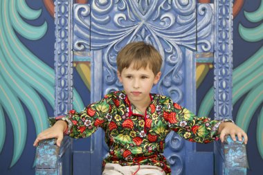 Rus ulusal tişörtlü çocuk.