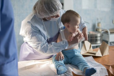 Belarus, Gomel şehri. Şehir Yanığı Hastanesi. Haziran 02, 2017. Küçük bir çocuk hemşire yanığı tedavi ediyor. Hastanedeki bir çocuk yaralandı. Doktor bebeği tedavi ediyor. Küçük hastane hastası..