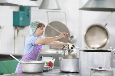 Belarus, Gomel, 2 Haziran 2017.Hastanede endüstriyel mutfak. Cook yemek hazırlar. Büyük tava ve bir kepçe ile pişirin. Kepçeli mutfak işçisi. Şef profesyonel