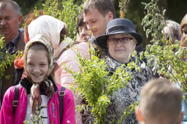 Beyaz Rusya, Gomel, 21 Nisan 2019. Palm Sunday bir kilise tatilidir. Kilisede söğüt dalları ile zarif kadın