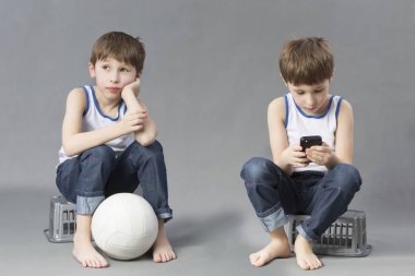 Farklı karakterlere sahip iki kardeş. Futbol topu olan bir çocuk ve cep telefonu olan bir arkadaşı..