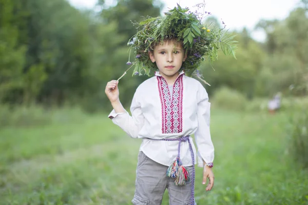 Criança Eslava Roupas Nacionais Com Uma Coroa Flores Cabeça Rapaz — Fotografia de Stock