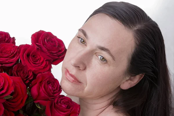 Portret Van Een Vrouw Met Een Boeket Rozen Oudere Vrouwelijke — Stockfoto