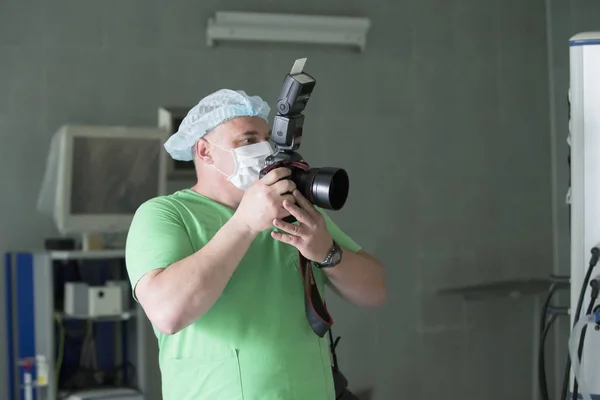 Fotógrafo Com Câmara Sala Operações Hospital — Fotografia de Stock