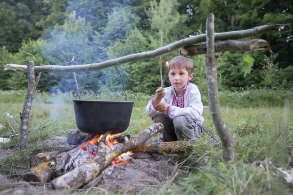 身着民族服装的斯拉夫儿童靠近火堆 乌克兰男孩的本性 白俄罗斯人 — 图库照片