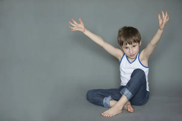 Χαρούμενο Νήπιο Που Κάθεται Στο Πάτωμα Χέρια Ψηλά Χαμογελαστό Αγόρι — Φωτογραφία Αρχείου