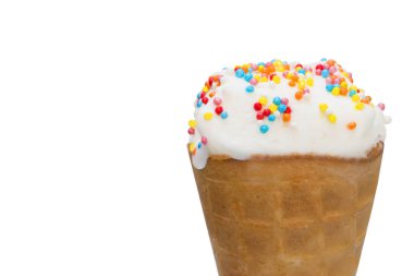 Dondurma beyaz arka plan üzerinde yakın. Mavi arka plan daki waffle konisinde beyaz dondurma kepçesi. Çok renkli serpmelerle süslenmiş tatlı tatlı