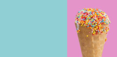 Çok renkli sos lu waffle bardağına yakın çekim dondurma. Pembe mavi arka plan afiş tatlı tatlı