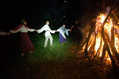 Beyaz Rusya, Gomel şehri, 08 Temmuz 2018. Tatil Ivan Kupala. İnsanlar kamp ateşinin etrafında dans eder. Kupala gecesi