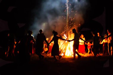 Beyaz Rusya, Gomel şehri, 08 Temmuz 2018. Tatil Ivan Kupala. İnsanlar kamp ateşinin etrafında dans eder. Kupala gecesi