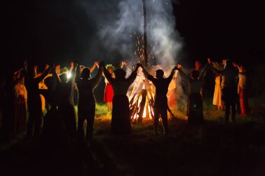 Beyaz Rusya, Gomel şehri, 08 Temmuz 2018. Tatil Ivan Kupala. İnsanlar kamp ateşinin etrafında dans eder. Kupala gecesi
