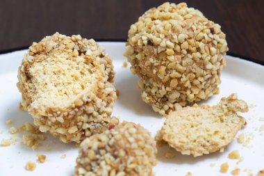 Yuvarlak kek fındık serpilir. Shortcrust pasta tatlısı.