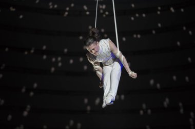 Beyaz Rusya, Gomil, 16 Şubat 2019. Eyalet Sirki. Program Bravo Bravissimo. Hava akrobat bir sirk hile yapar. Sirk kubbesi altında jimnastikçi