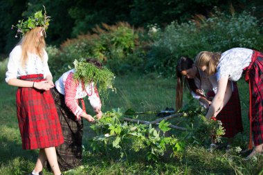 Beyaz Rusya, Gomel şehri, 07 Temmuz 2018. Tatil Ivan Kupala.Slav kadınlar tatil için çelenk yapmak