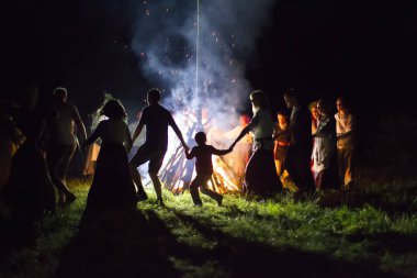 Beyaz Rusya, Gomel şehri, 08 Temmuz 2018. Tatil Ivan Kupala. İnsanlar kamp ateşinin etrafında dans eder. Kupala gecesi