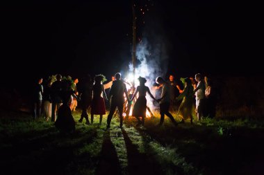 Beyaz Rusya, Gomel şehri, 08 Temmuz 2018. Tatil Ivan Kupala. İnsanlar kamp ateşinin etrafında dans eder. Kupala gecesi