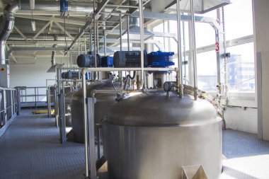 Kimyasal üretim. Asit üretimi için metal tanklar
