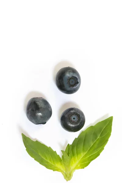 Blueberry Berry Met Groene Blad Verticaal Drie Bessen Achtergrond — Stockfoto