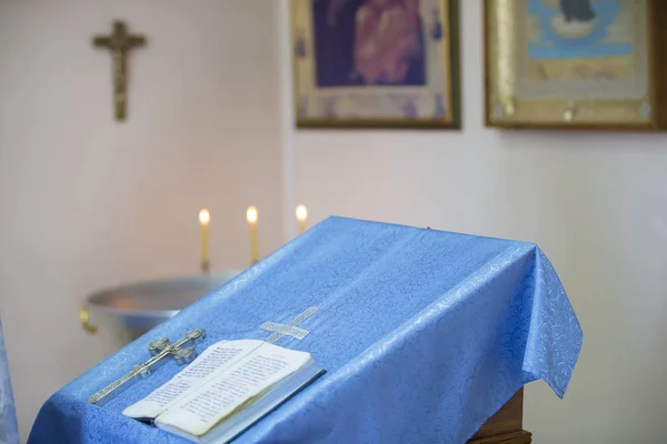 Cruz Libro Biblia Yacen Sobre Mesa Iglesia Religión — Foto de Stock