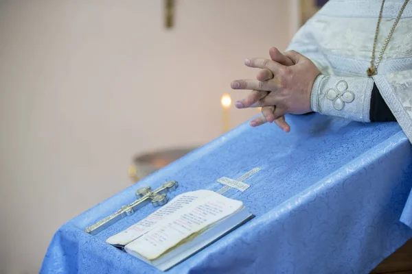 Mãos Sacerdote Fundo Igreja — Fotografia de Stock