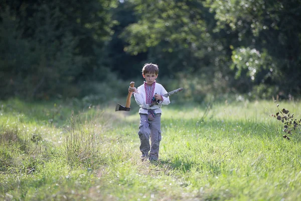 在森林里穿着民族服装的斯拉夫孩子 乌克兰男孩在自然 白俄罗斯人 — 图库照片