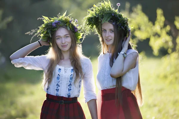 Feriado Ivan Kupala Garotas Eslavas Com Uma Coroa Flores Antes — Fotografia de Stock