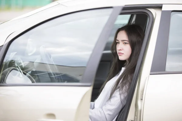 车里的年轻女孩美丽的女人驾驶 — 图库照片