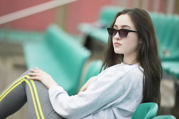 Mooi Jong Meisje Met Lang Haar Zonnebrillen Sport Stands Vrouw — Stockfoto